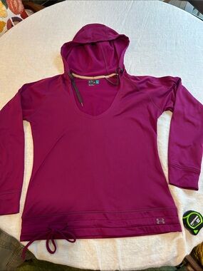 Under Armour pullover lightweight hoodie. Size large. Great condition. Fitted.